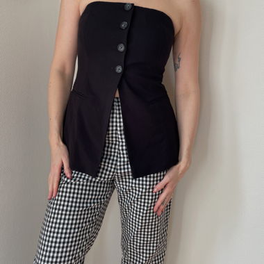 Top nero con bottoni