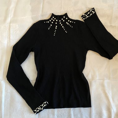 Elegant Pullover Black & Pearls