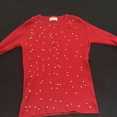 Pull rouge à perles et strass