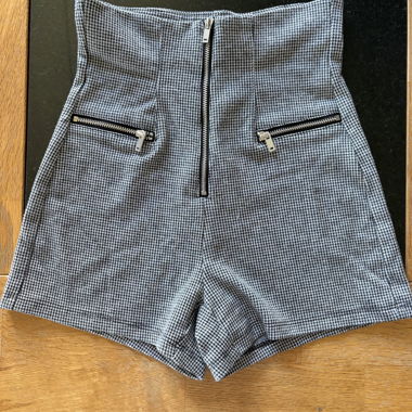 Hochtaillierte Shorts mit Reissverschluss