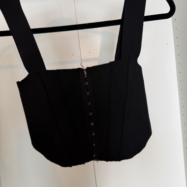 Top corto nero con spalline larghe