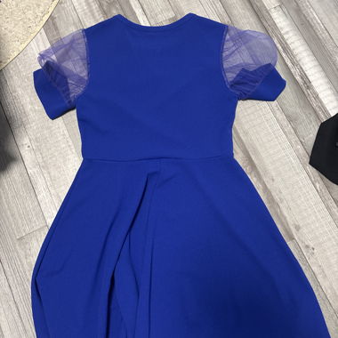 Abito blu per bambini con maniche in tulle
