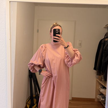 Robe COS rose à manches bouffantes
