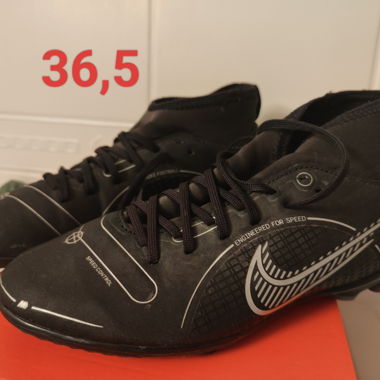 Crampons Nike taille 36,5 excellent état 