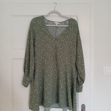Blumenkleid mit langen Ärmeln