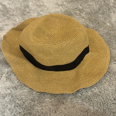 Cappello di paglia con nastro nero