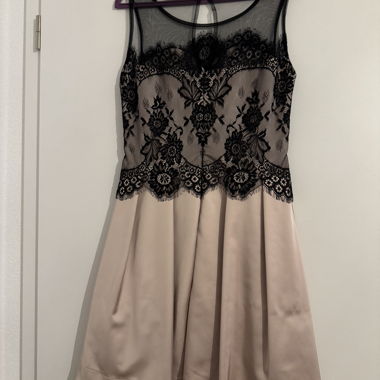 Rosarotes und schwarzes Kleid