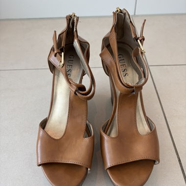 Sandali Guess con zeppa