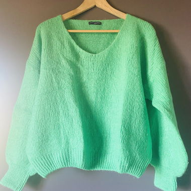 Grüner V-Ausschnitt-Pullover