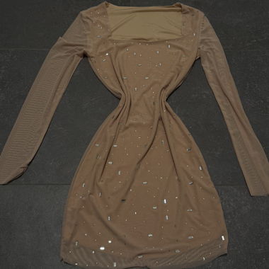 Beiges Glitzerkleid