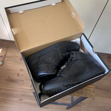 Air Jordan 1 Mid Black