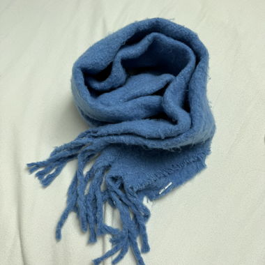 Écharpe bleue moelleuse