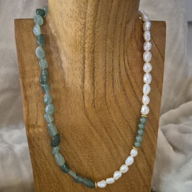 Collier de perles avec pierres vertes 