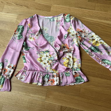 MANGO florale Wickelbluse rosa - Grösse M