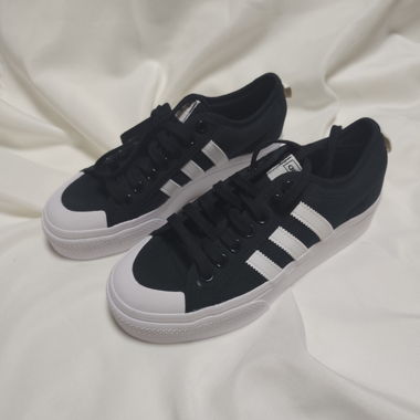 Neue Adidas Sneaker NIZZA Schwarz Weiss