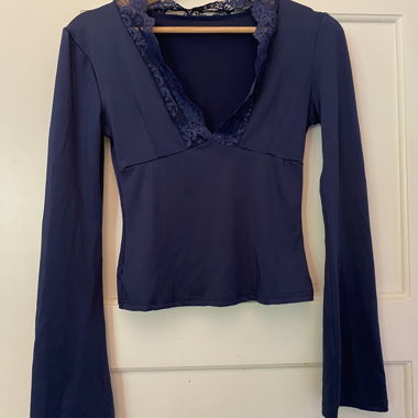 Haut en dentelle sombre à manches longues, taille S