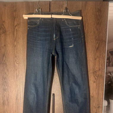 Roh geschnittener Jeans