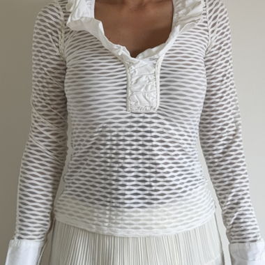 Blouse blanche à volant en mesh