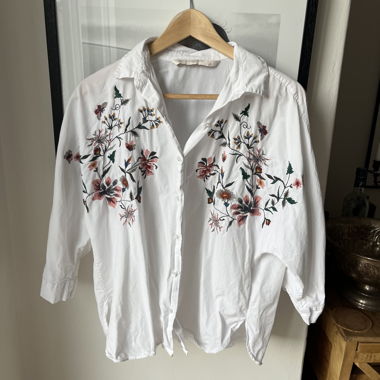 Blusa corta bianca con fiori