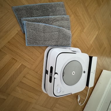 Robot lavapavimenti con frange