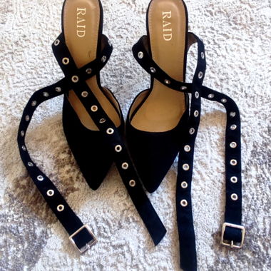 Schwarze Sandalen mit Riemchen