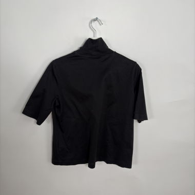 Top nero a collo alto a maniche corte