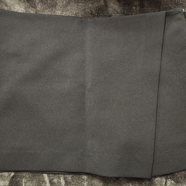 Jupe courte noire avec partie de pantalon