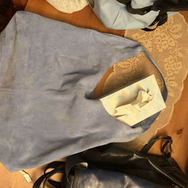Hellblaue Wildleder-Shopper-Tasche