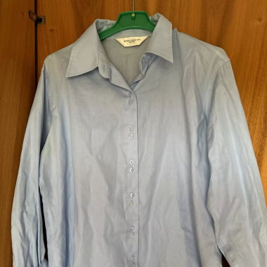 Klassische blaue Bluse