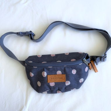 Marsupio Eastpak blu jeans con pois rosa