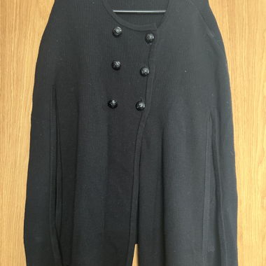 Cardigan nero con bottoni decorativi