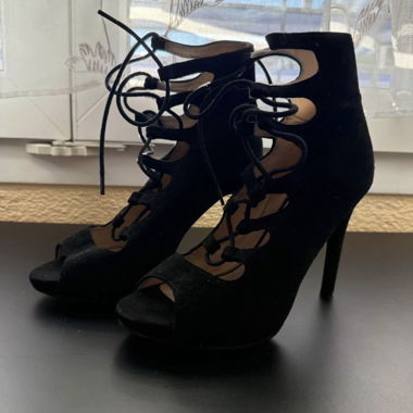 Elegante schwarze Heels-Sandaletten mit Schnürung