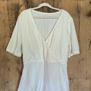 Blusa bianca con scollo a V