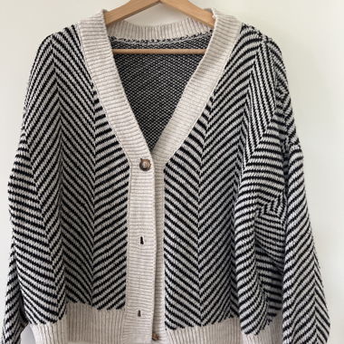 Strickjacke mit Zick-Zack-Muster