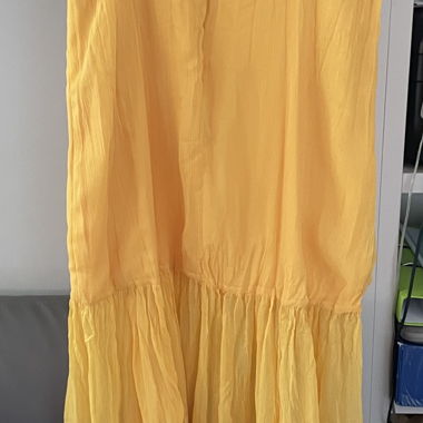 Abito lungo giallo con spalline