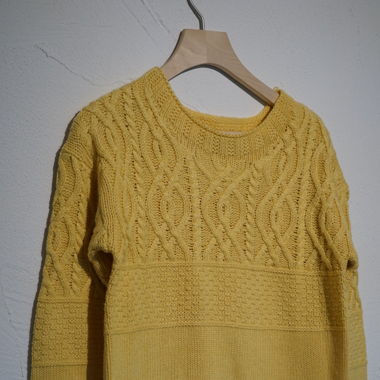 Maglione giallo lavorato a maglia