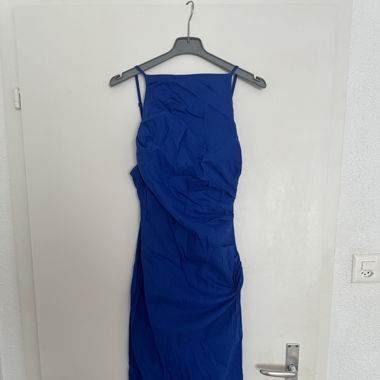 Blaues Etuikleid