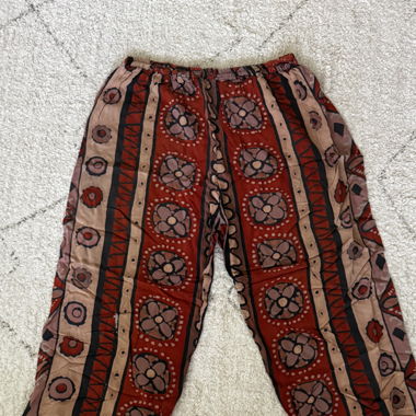 Lockere, farbige Hose