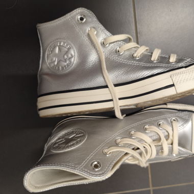 Converses argentées 