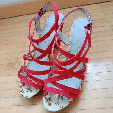 Rote Riemensandalette