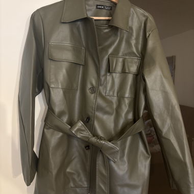 Khaki Kunstleder-Jacke mit Bindegürtel
