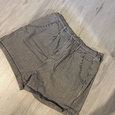 Short rayé noir et blanc