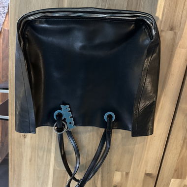 Borsa a mano nera con coulisse