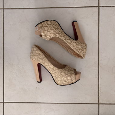 Beige lace peep-toe high heel pumps