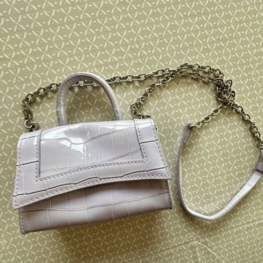 Lila Schultertasche mit Kette