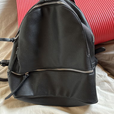 Sac à dos noir en simili cuir