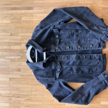 Leichte schwarze Jeansjacke