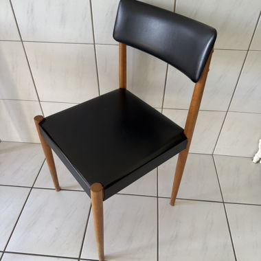 4 chaises vintages noires en bois