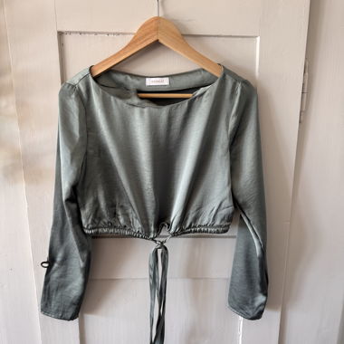 Top cropped in raso a maniche lunghe