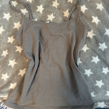Top grigio con spalline sottili